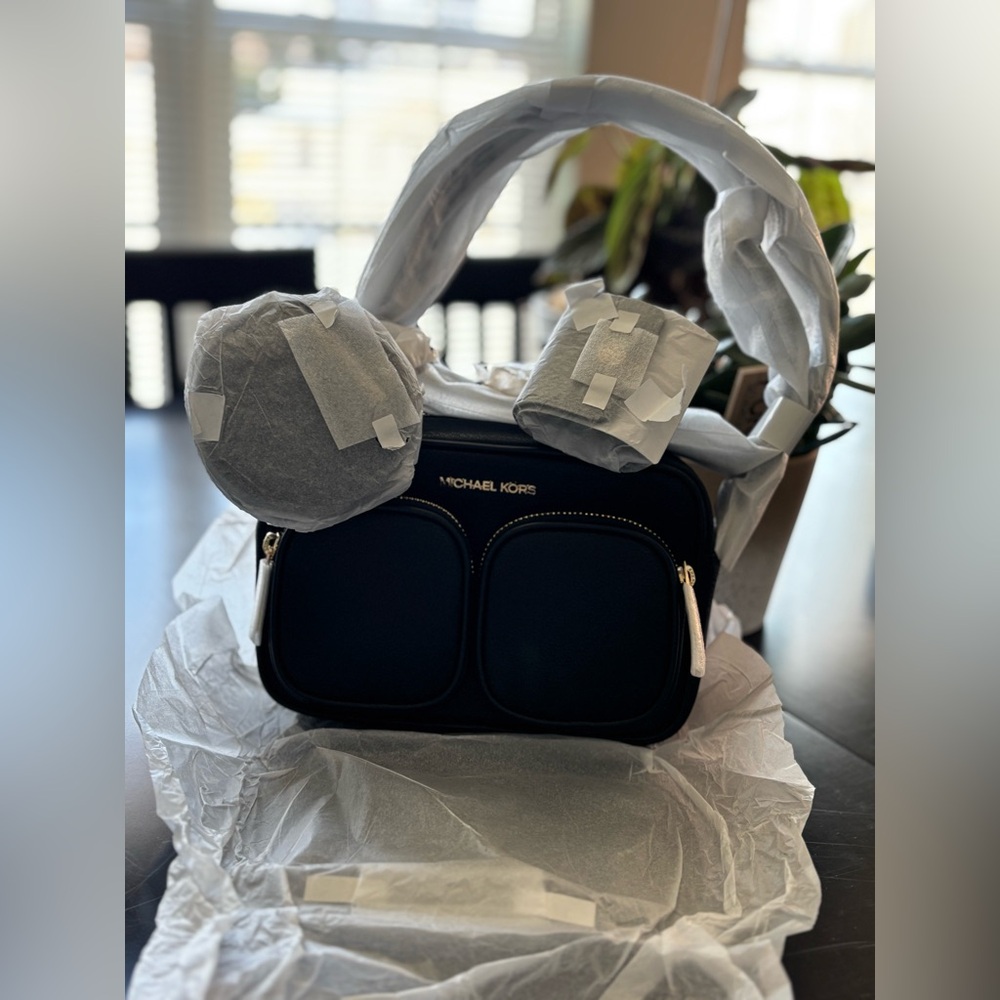 NWT- Michael Kors Jet Set Medium Leather Cross Body w/ AirPod holder & zip pouch